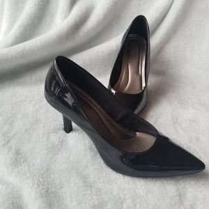 Black patent leather pumps, 6.5